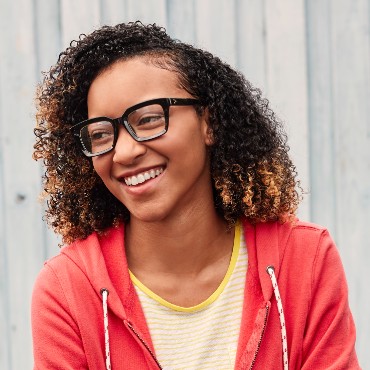 persona joven sonriendo y con anteojos