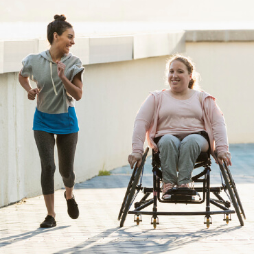 dos mujeres haciendo ejercicio al aire libre